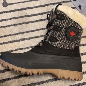 Womens Snow Boot Size 8 Never Worn
